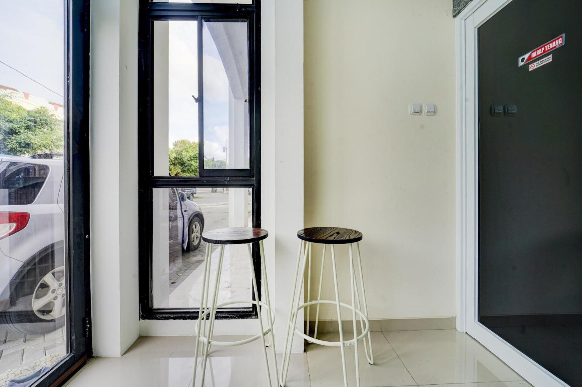Super Oyo 90778 River Inn Malioboro Джокьякарта Экстерьер фото