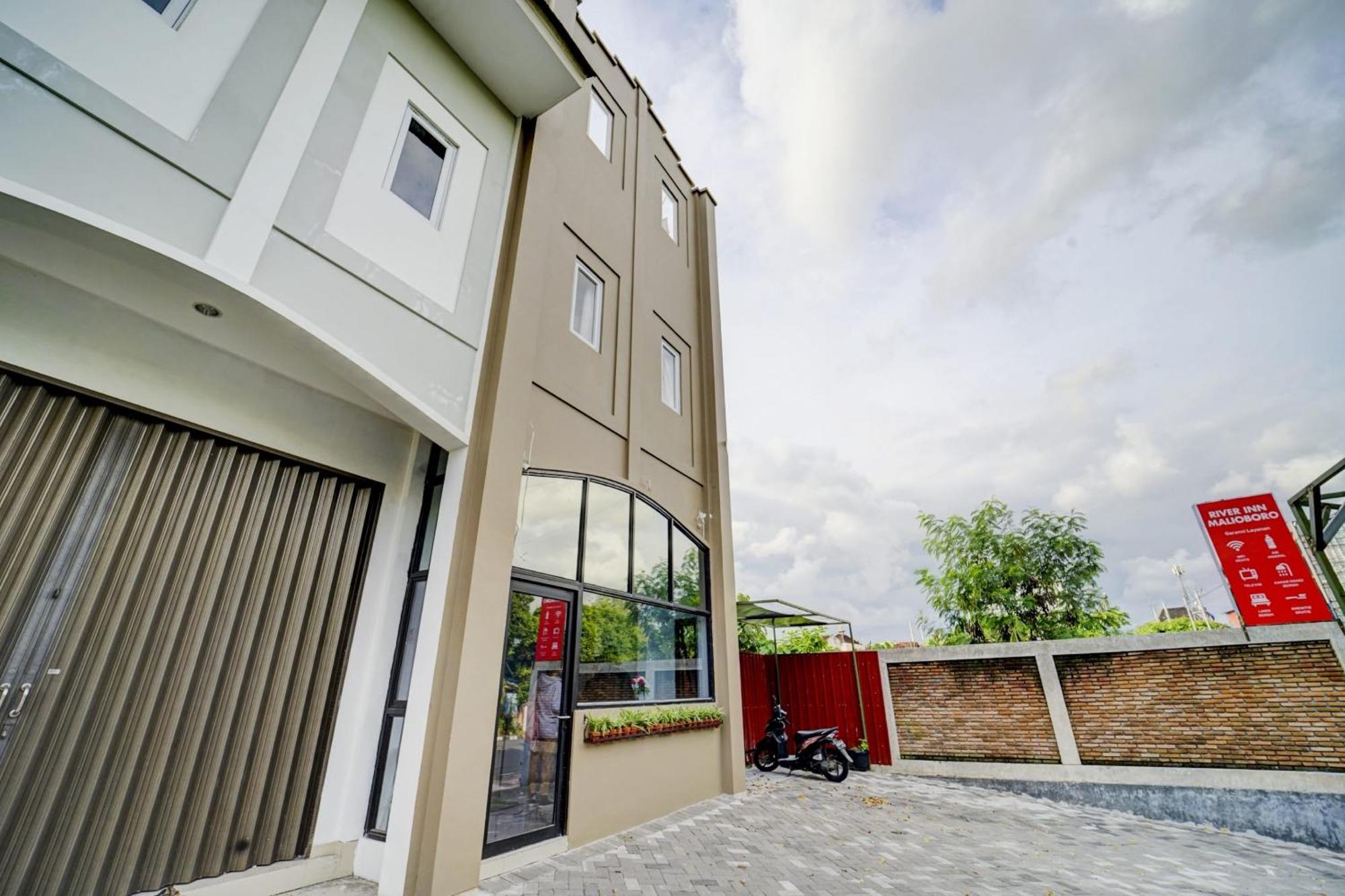 Super Oyo 90778 River Inn Malioboro Джокьякарта Экстерьер фото