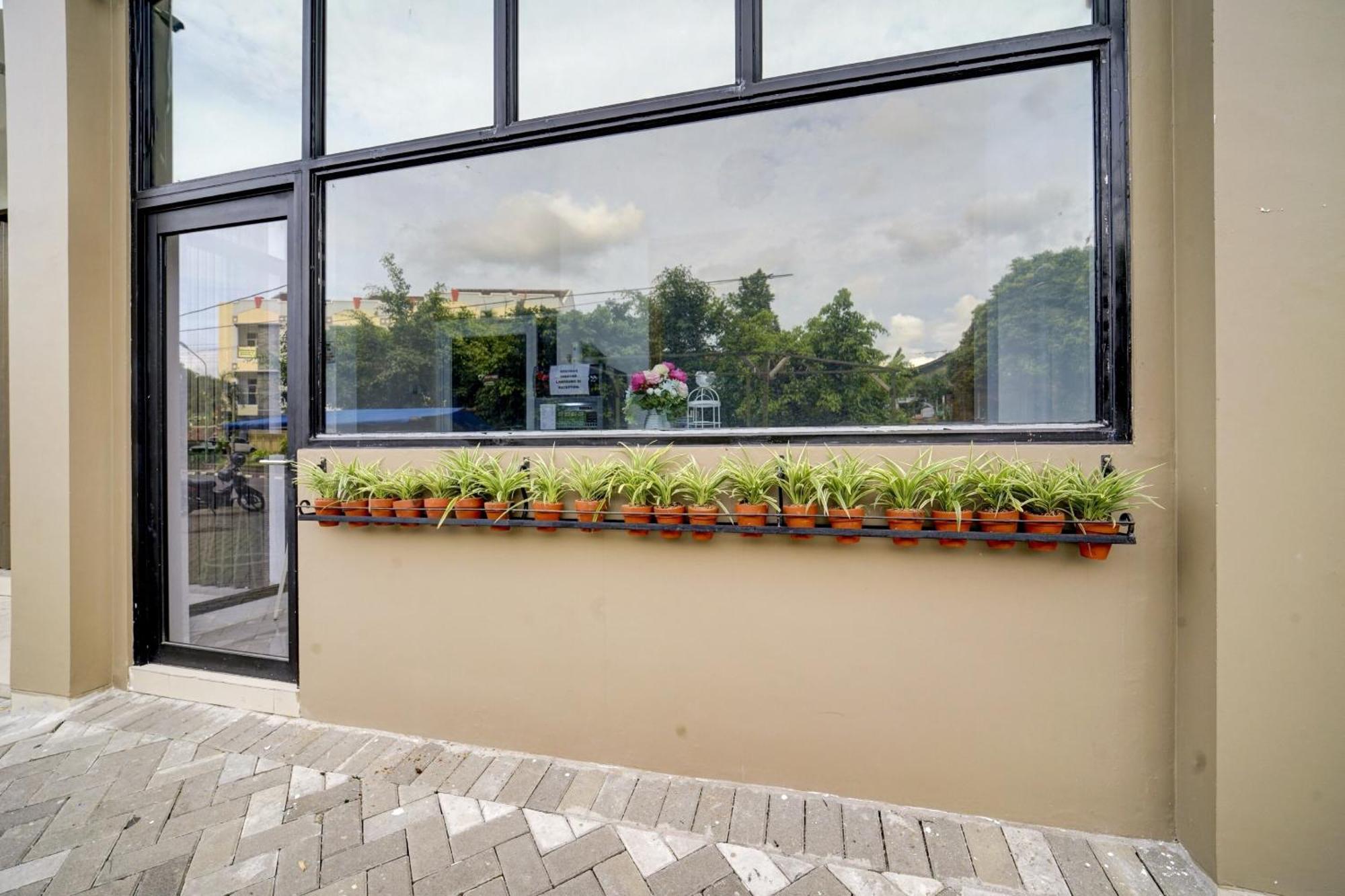 Super Oyo 90778 River Inn Malioboro Джокьякарта Экстерьер фото