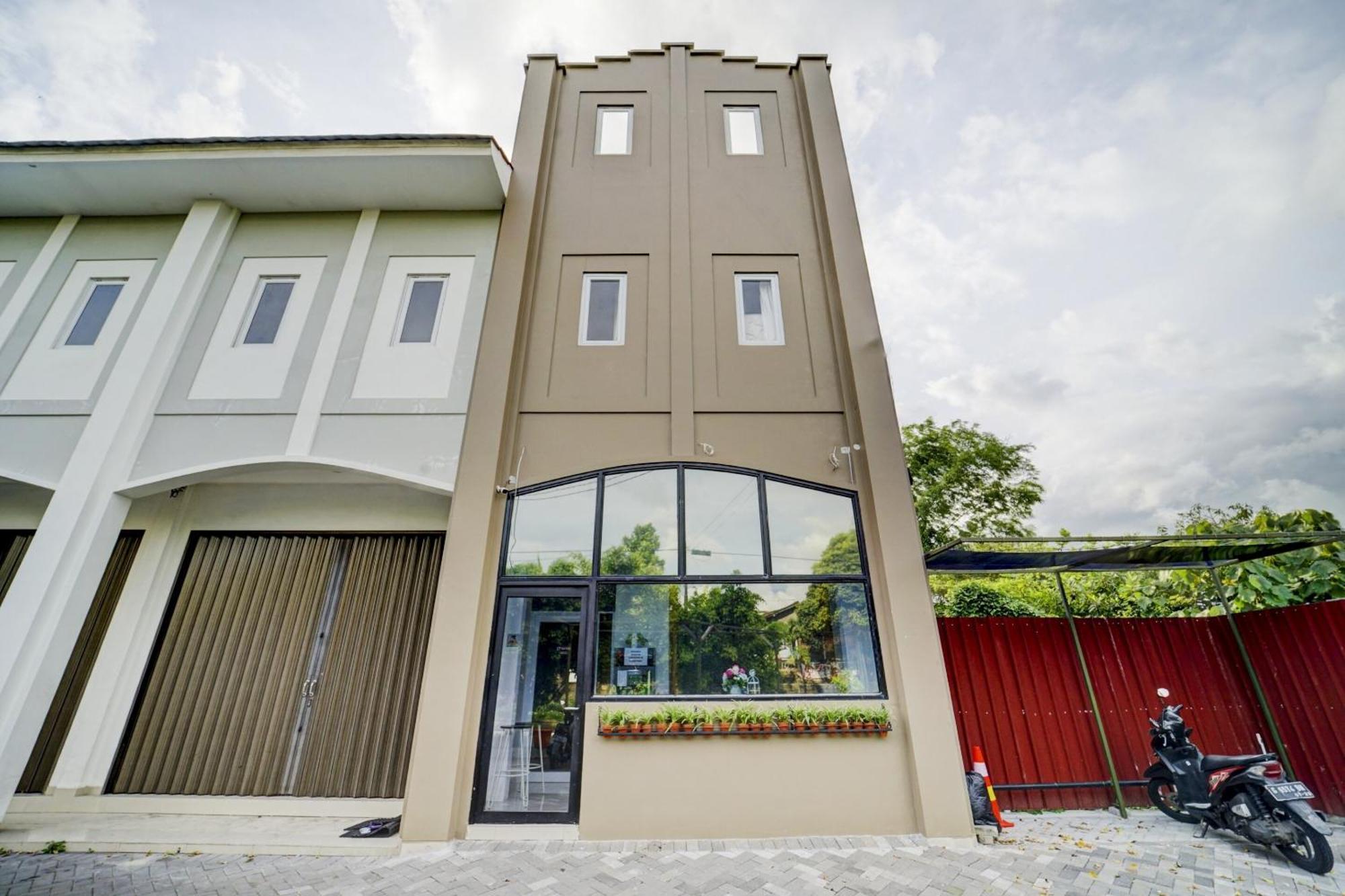Super Oyo 90778 River Inn Malioboro Джокьякарта Экстерьер фото
