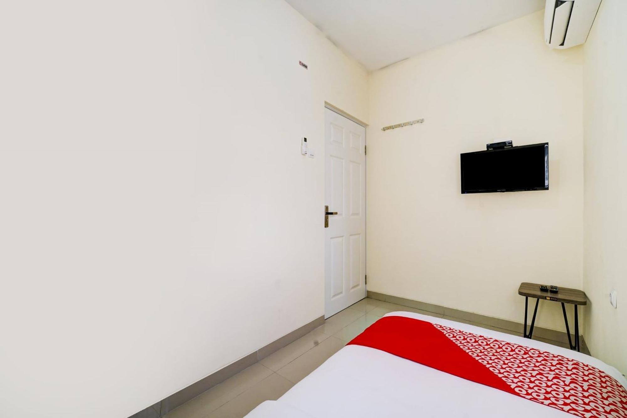 Super Oyo 90778 River Inn Malioboro Джокьякарта Экстерьер фото