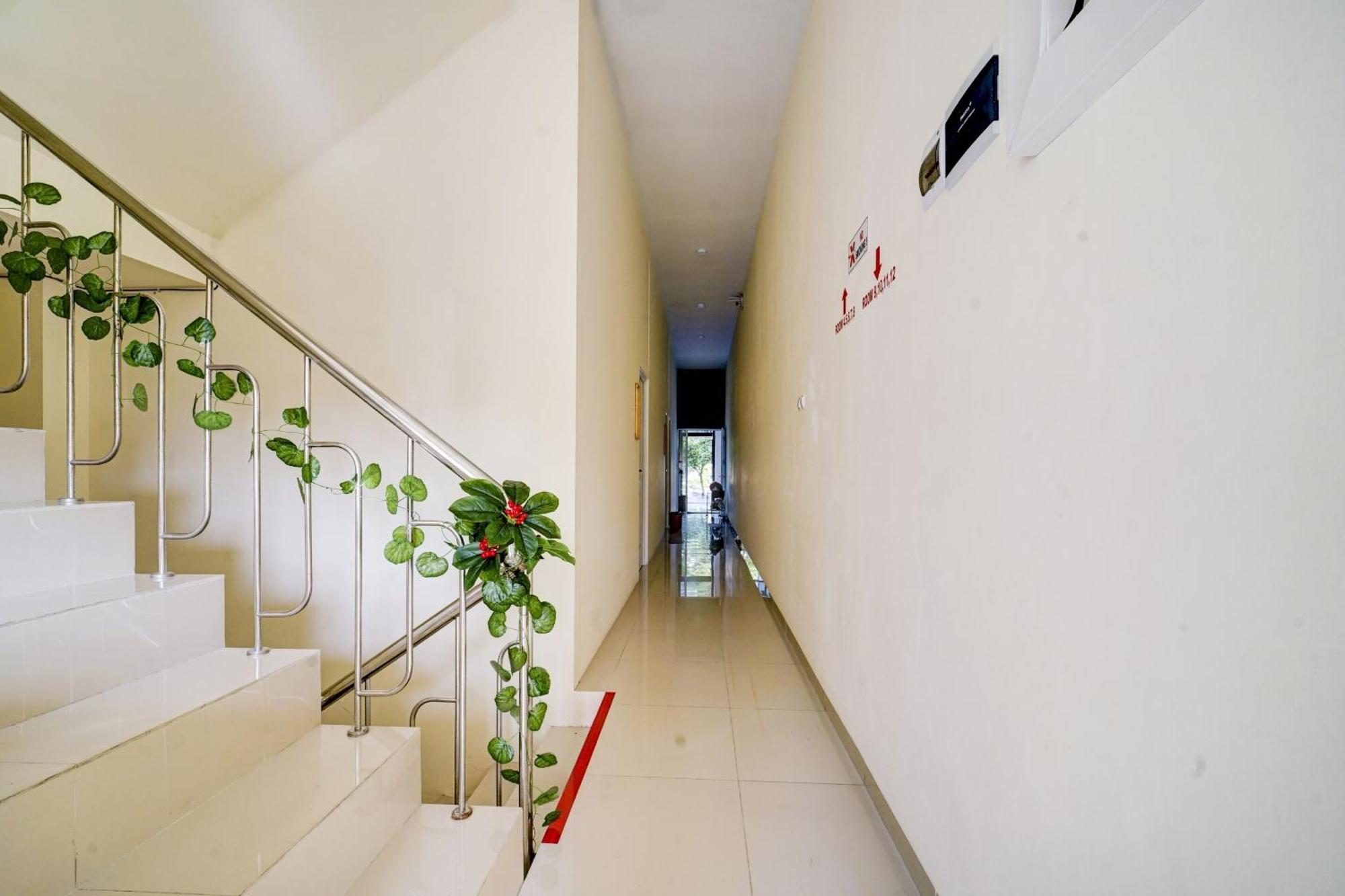 Super Oyo 90778 River Inn Malioboro Джокьякарта Экстерьер фото