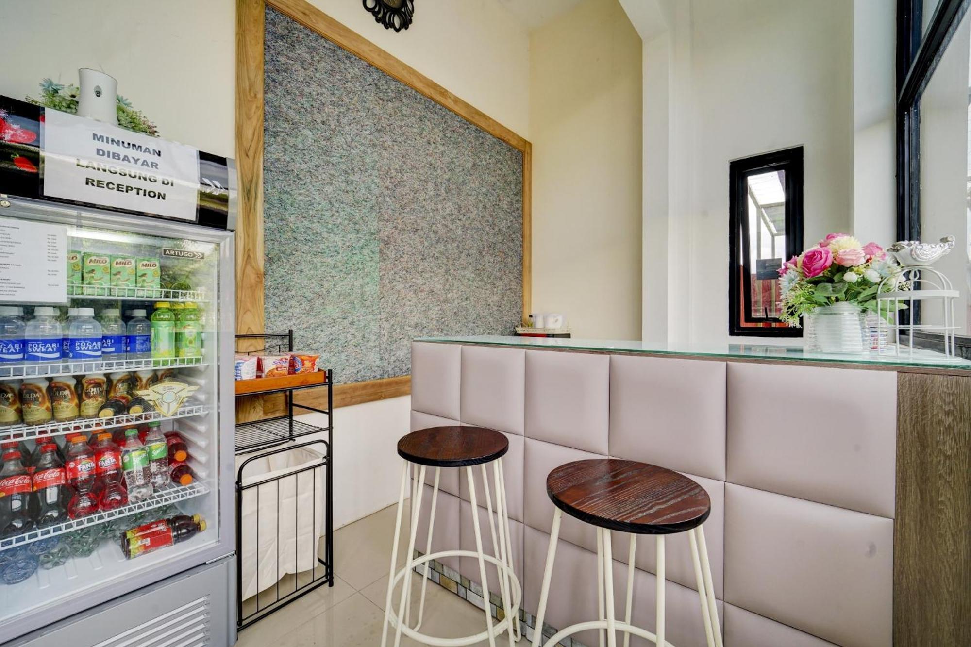 Super Oyo 90778 River Inn Malioboro Джокьякарта Экстерьер фото