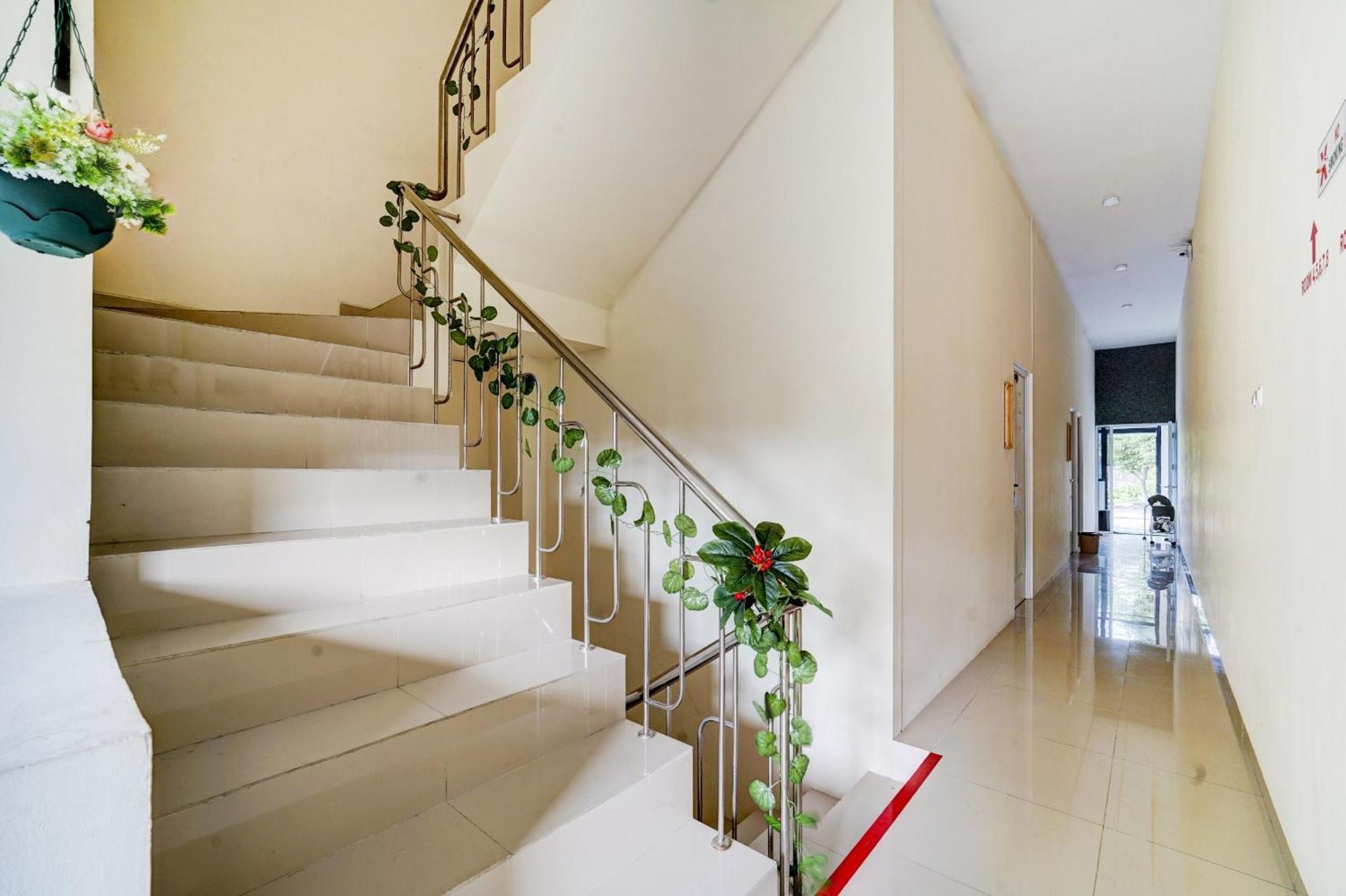 Super Oyo 90778 River Inn Malioboro Джокьякарта Экстерьер фото