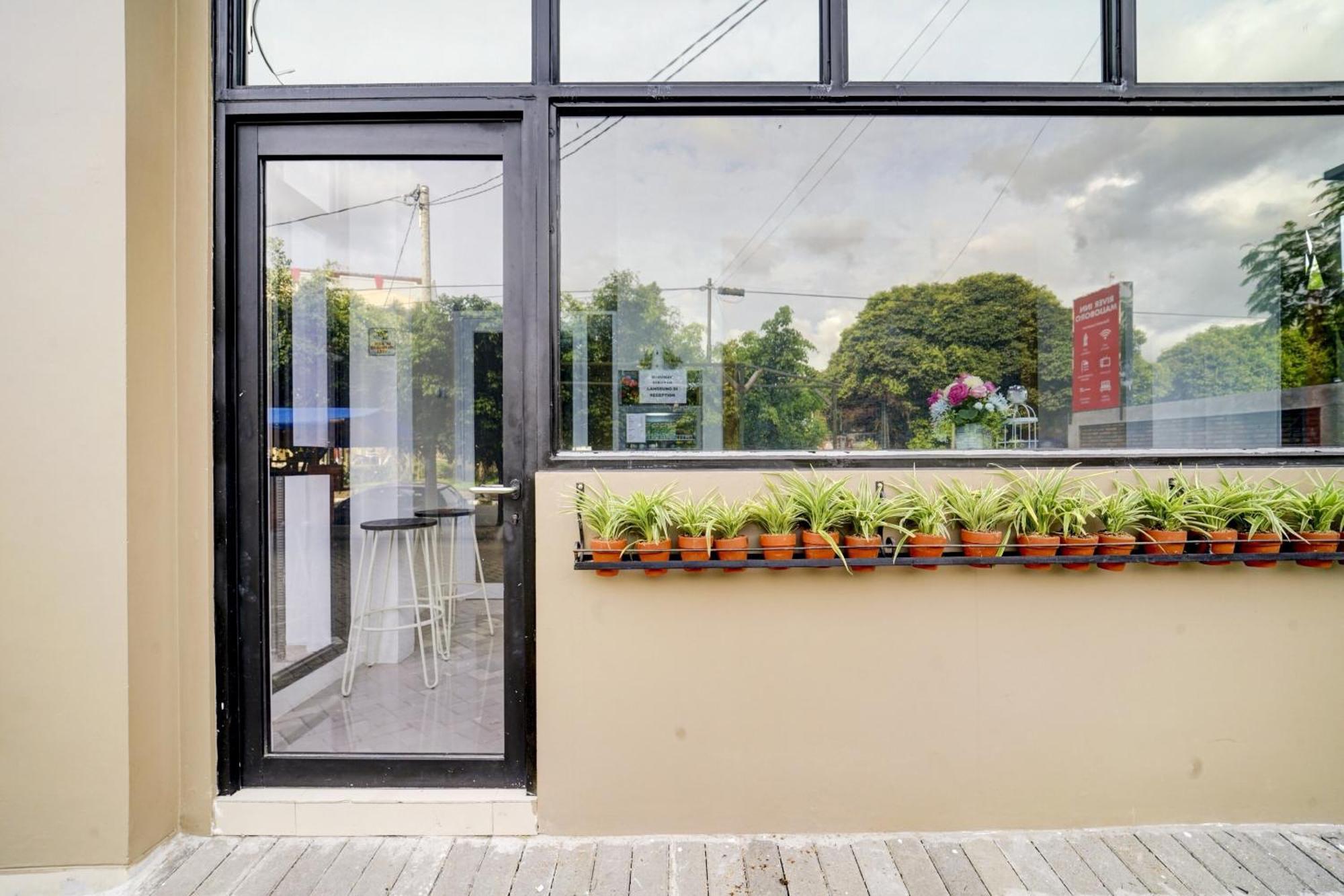Super Oyo 90778 River Inn Malioboro Джокьякарта Экстерьер фото
