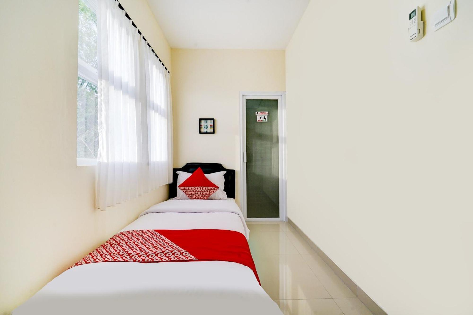 Super Oyo 90778 River Inn Malioboro Джокьякарта Экстерьер фото