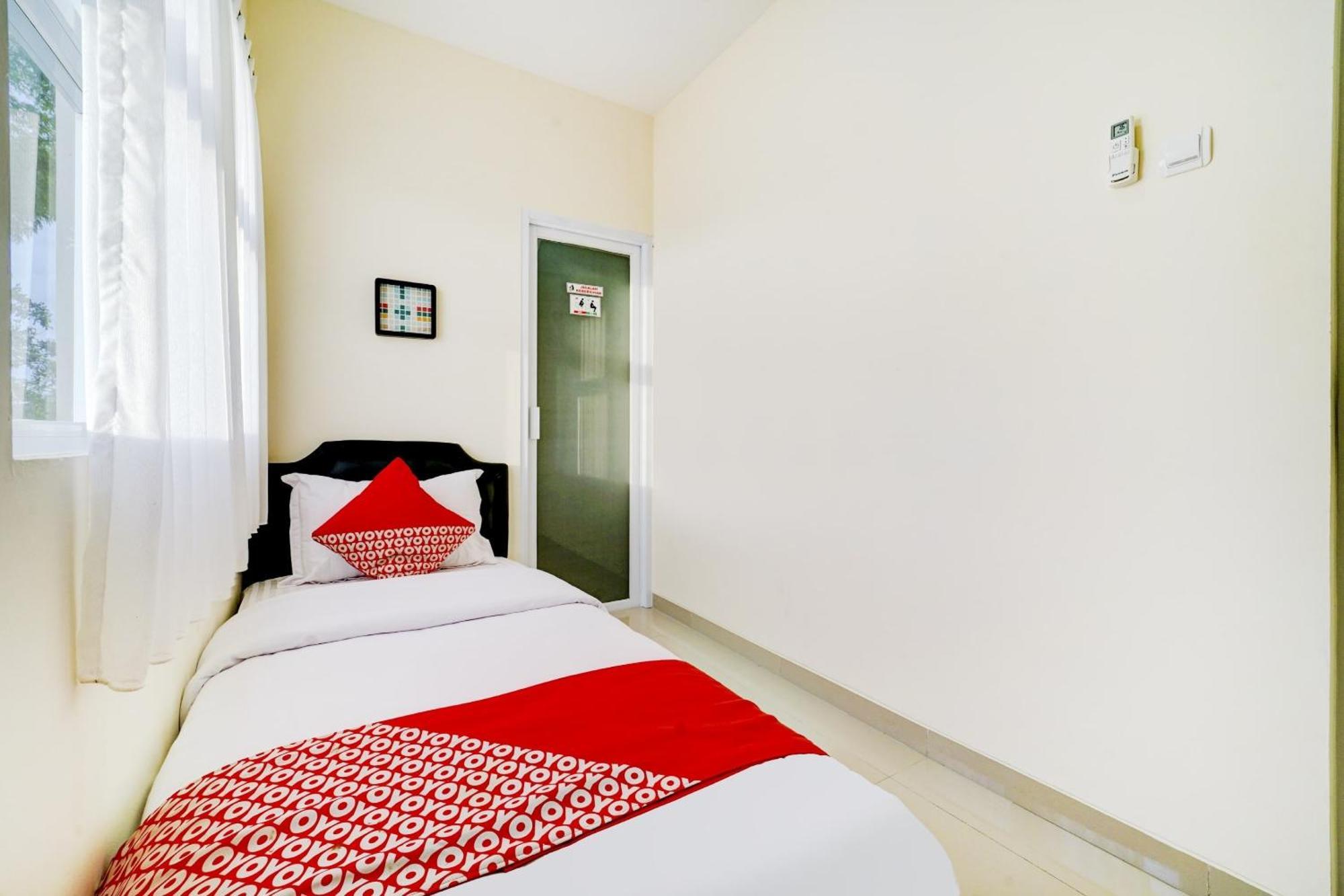 Super Oyo 90778 River Inn Malioboro Джокьякарта Экстерьер фото