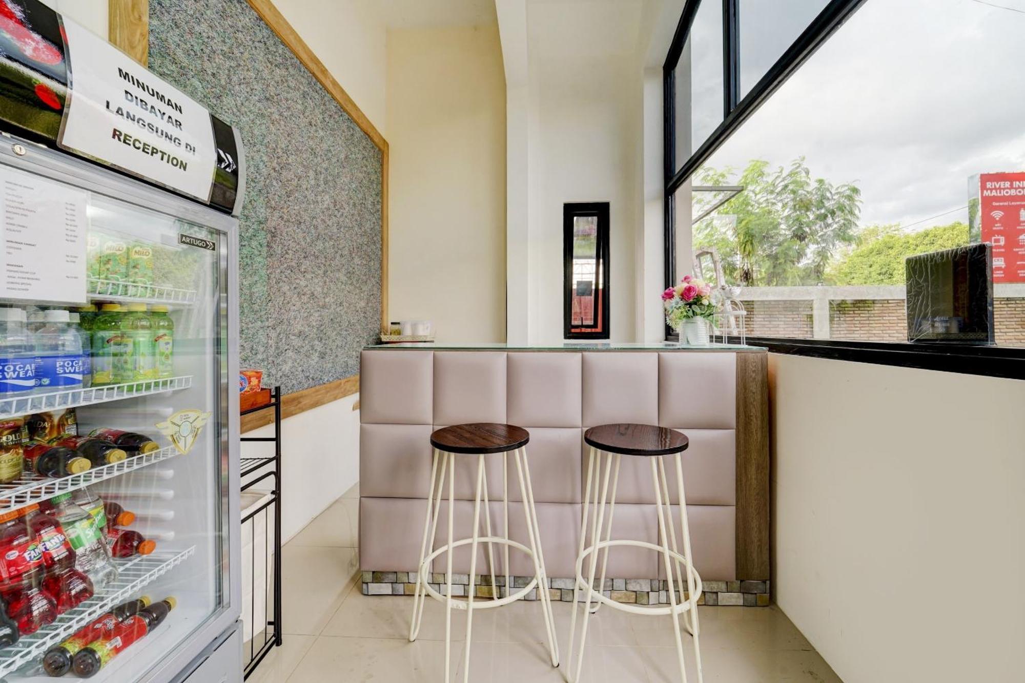Super Oyo 90778 River Inn Malioboro Джокьякарта Экстерьер фото