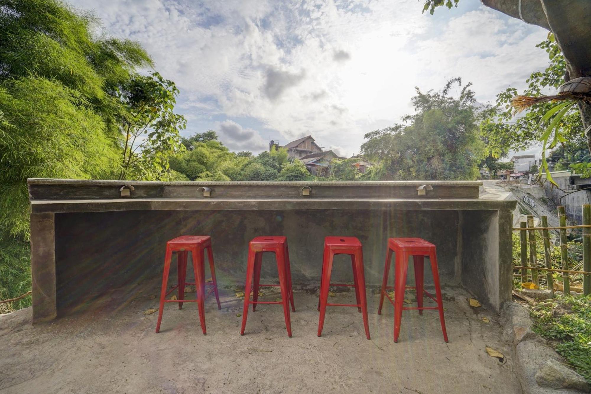 Super Oyo 90778 River Inn Malioboro Джокьякарта Экстерьер фото