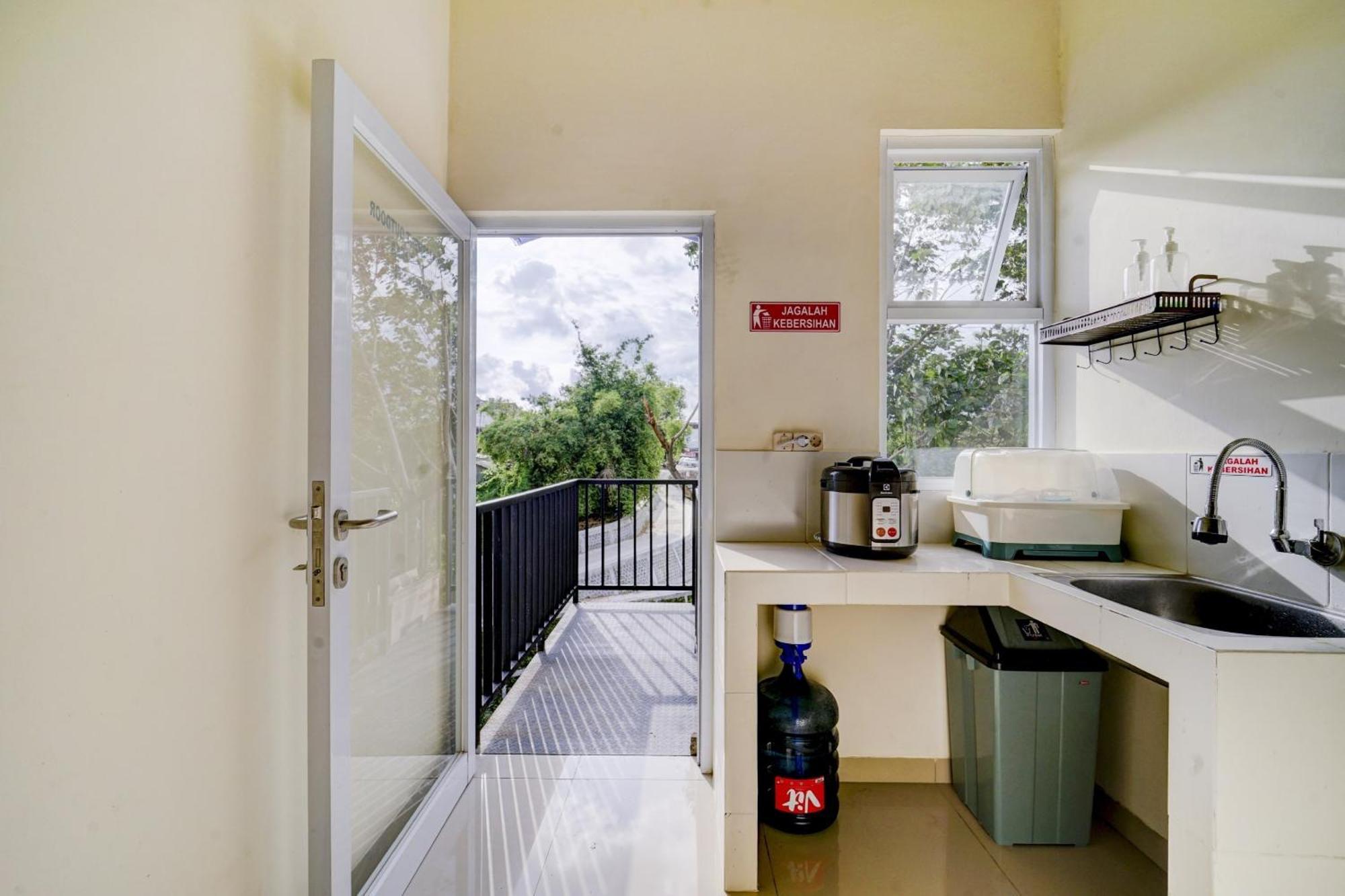 Super Oyo 90778 River Inn Malioboro Джокьякарта Экстерьер фото