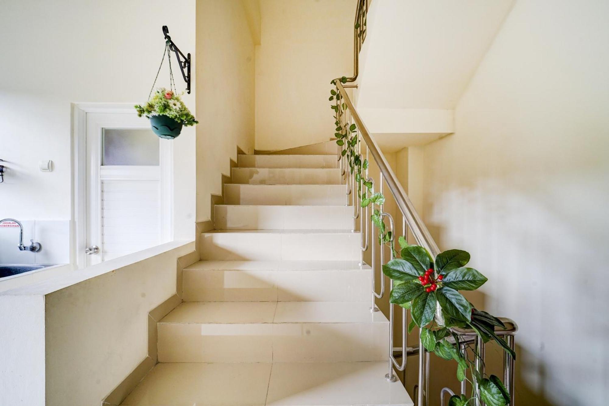 Super Oyo 90778 River Inn Malioboro Джокьякарта Экстерьер фото